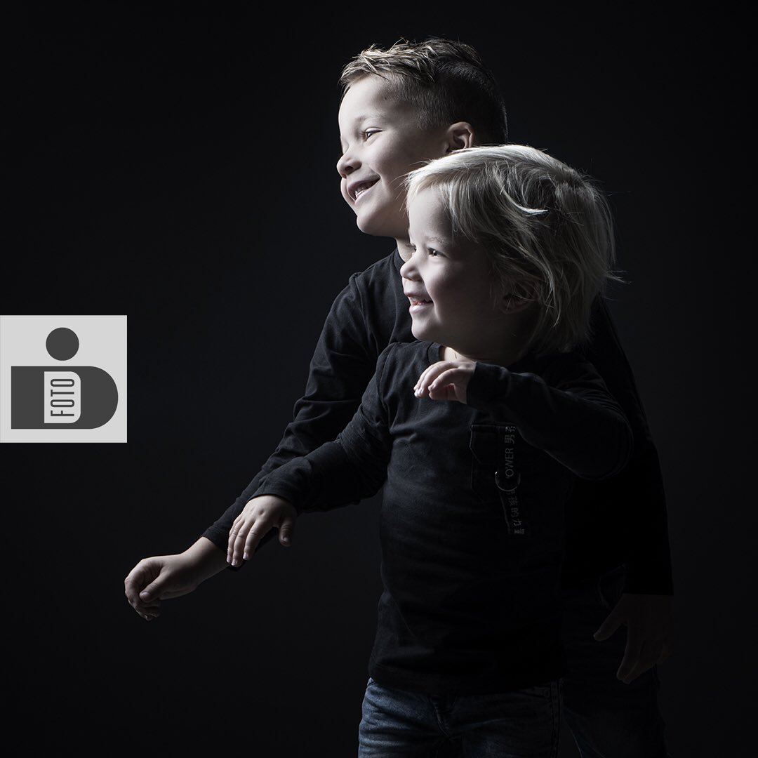 idpanningen's tweet photo. Boefjes.....😉
.
.
#fotoid #broertjes #portret #funtogether #loveourjob #fotokoppel #photocouple @godox_photo_equipment @disnetdistributors @caruba_gear https://t.co/9dfbOOzQVl