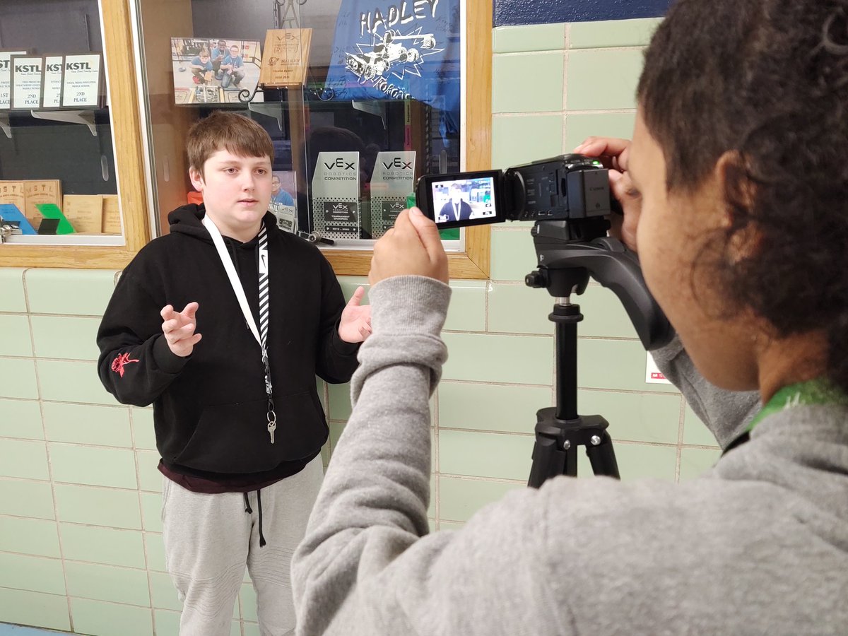 hadleypltw's tweet image. Hadley STL students are busy trying to finish their video production projects for competition! Script writing, camera skills, editing and exporting! @HadleyUSD259 #HadleyRocks