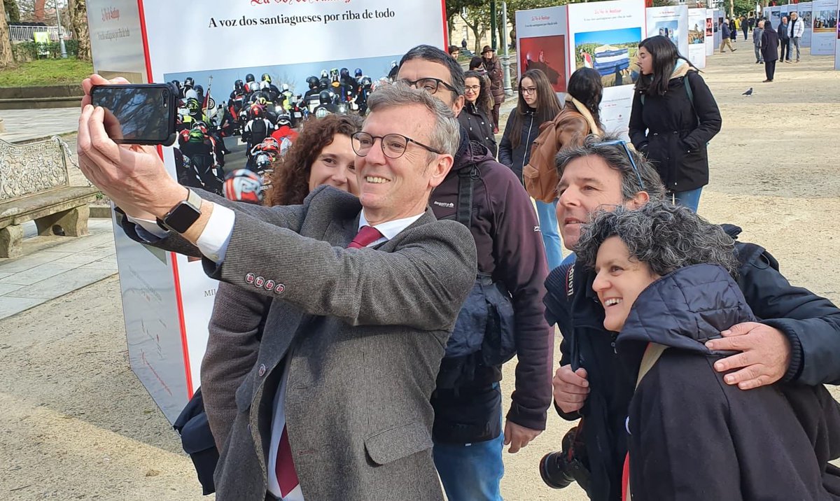 Alfonso Rueda (@alfonsoruedagal) on Twitter photo Visita moi recomendable: a exposición, na Alameda De Santiago, do traballo dos que nunca saen nas fotos: os xornalistas gráficos da <a href="/vozdesantiago/">La Voz de Santiago</a>. Fotoperiodismo do bo. E, por unha vez, tamén lles tocou posar! 😀😀 Visita moi recomendable: a exposición, na Alameda De Santiago, do traballo dos que nunca saen nas fotos: os xornalistas gráficos da <a href="/vozdesantiago/">La Voz de Santiago</a>. Fotoperiodismo do bo. E, por unha vez, tamén lles tocou posar! 😀😀