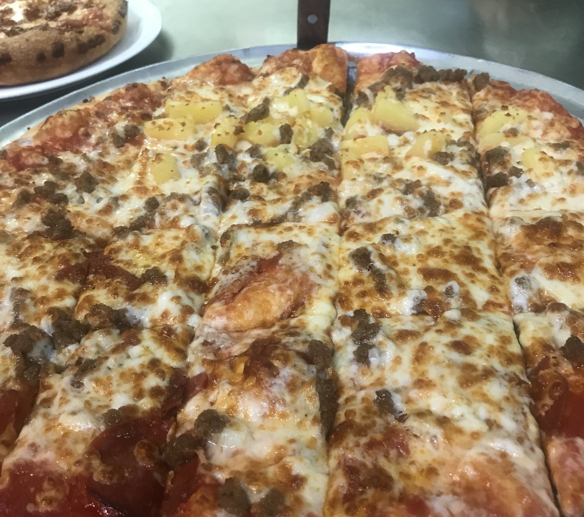 It's #FreePizzaFriday! Hit that RT button for your chance to win a free large one topping pizza from Mister B's! Must follow to win. 🍕🍕