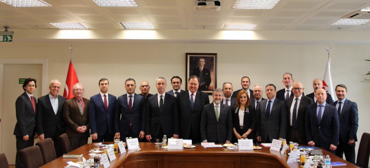 NureddinNebati's tweet photo. Gelişmiş teknolojisi, inovatif yapısı, ihracat geliri ve ülkeye sağladığı istihdam ile ekonomimizin öncü sektörlerinden olan elektronik yan sanayi ve beyaz eşya sektörlerinin temsilcileri ile görüştük. Sektörlerimizi en ileriye taşımak için yapabileceklerimizi istişare ettik. https://t.co/73LaKb6zb7