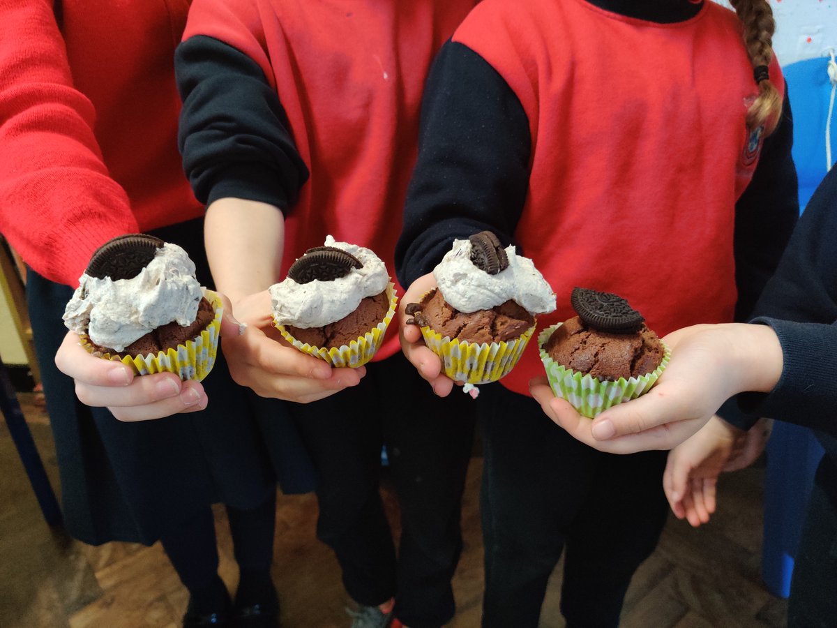 3rdClassASGNS2's tweet photo. We made chocolate chip oreo cupcakes! They were delicious :) https://t.co/eXOq18SsDC