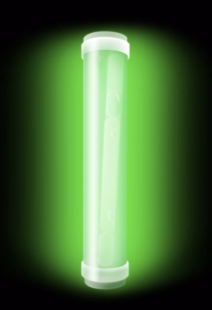 Yoquitajasmine's tweet image. #Glamberts, #Flushlight というアプリで #Velvet 色の #Glow stick 見つけたので #QAL ライブに使います #Neweyes のビデオに使用された色みたいで好き💚