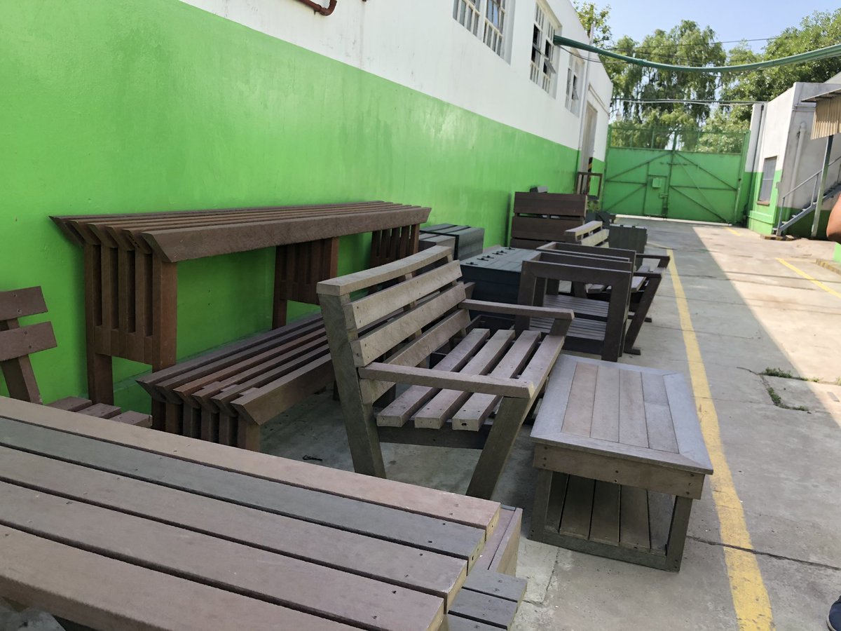javier_noguera's tweet photo. Hoy visité la planta de Econciencia que produce madera de plástico reciclado en Bernal, Quilmes, acompañado por Daniel Hartman, su emprendedor. https://t.co/I0X8yrM6Oh