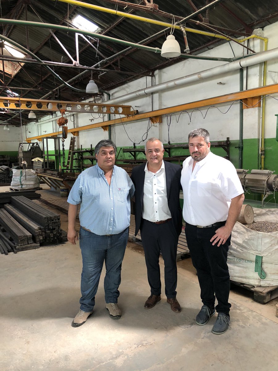 javier_noguera's tweet photo. Hoy visité la planta de Econciencia que produce madera de plástico reciclado en Bernal, Quilmes, acompañado por Daniel Hartman, su emprendedor. https://t.co/I0X8yrM6Oh