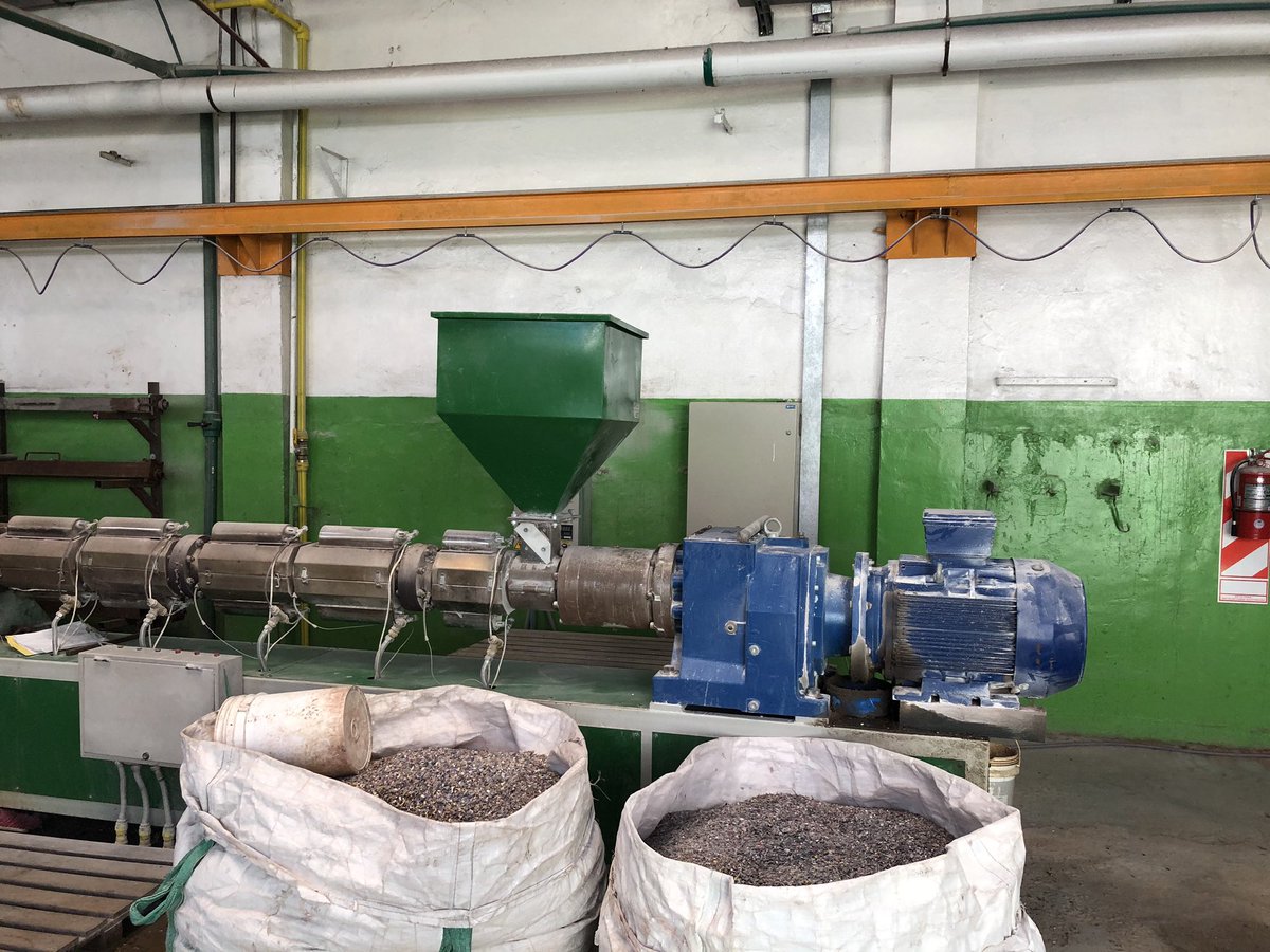 javier_noguera's tweet photo. Hoy visité la planta de Econciencia que produce madera de plástico reciclado en Bernal, Quilmes, acompañado por Daniel Hartman, su emprendedor. https://t.co/I0X8yrM6Oh