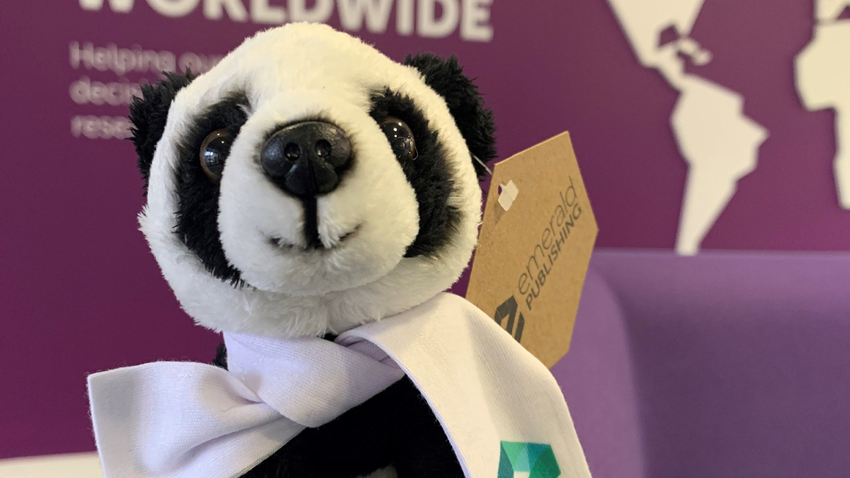 EmeraldLibrary's tweet photo. In 2019 our #EmeraldSnowLeopard raised funds for
@snowleopards
Now is the time to introduce this year's cause... #EmeraldPanda to help raise funds for @PandasInt who help protect this beautiful animal https://t.co/7dQeeEt7hl