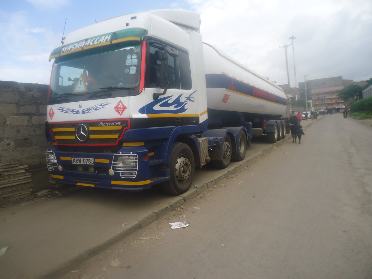 PavementsSafe's tweet photo. Along Tecla Lorupe Rd in Imara Daima Ward in Embakasi South today. This trailer belonging to Raanle Transporters Ltd has been here since yesterday packed on #Ruto #SafePavementsInKenya @KTALtd1 @KURAroads  @PavementsSafe @Ma3Route #AssassinCopRashid #BeerCanAppreciationDay https://t.co/IiM5xPYz2b