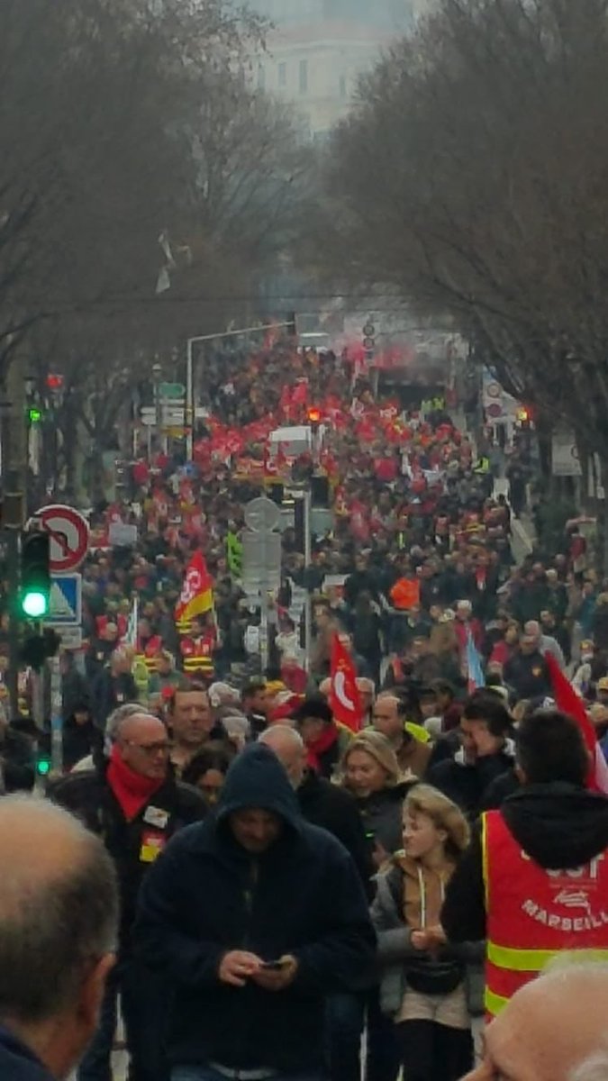 NatachaMalet's tweet photo. #greve24janvier sera à jamais gravée dans ma mémoire 😁✊🏻 40 ans explosifs!! @CGTCHEMINOTSMR avec la #team #UFCMCGT https://t.co/MkSuwREYB7