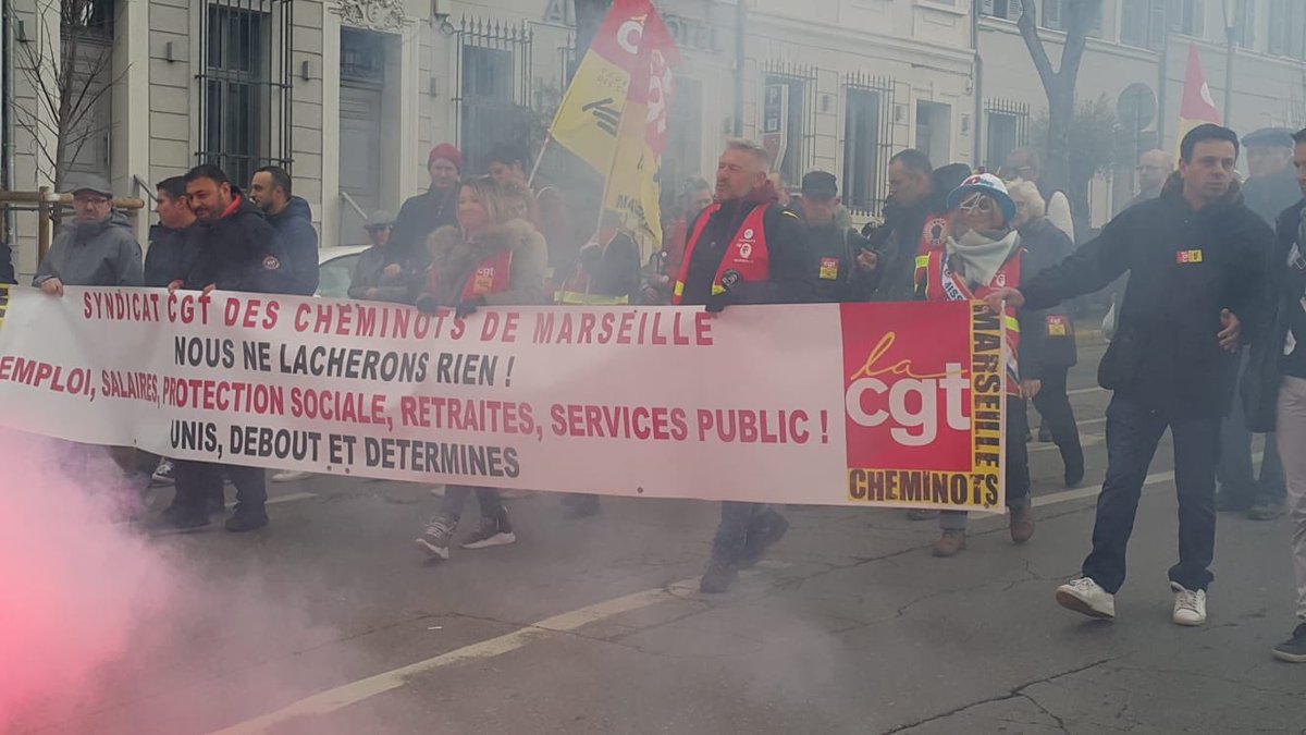 NatachaMalet's tweet photo. #greve24janvier sera à jamais gravée dans ma mémoire 😁✊🏻 40 ans explosifs!! @CGTCHEMINOTSMR avec la #team #UFCMCGT https://t.co/MkSuwREYB7