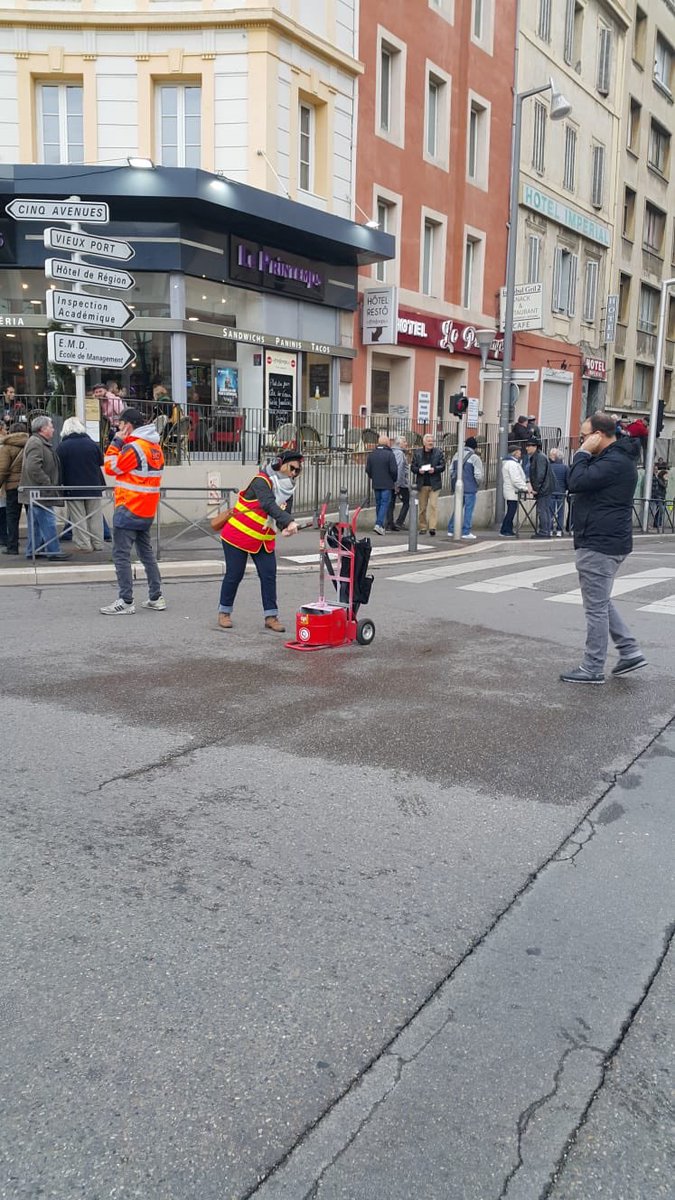 NatachaMalet's tweet photo. #greve24janvier sera à jamais gravée dans ma mémoire 😁✊🏻 40 ans explosifs!! @CGTCHEMINOTSMR avec la #team #UFCMCGT https://t.co/MkSuwREYB7