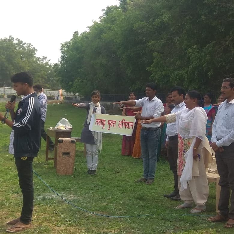 MrudulShende's tweet photo. @pleg4life दि. २२-०१-२०२० रोजी सेठ केसरीमल पोरवाल कॉलेज, कामठी च्या SML मृदुल शेंडे, आवेश राहाटे आणि TCL दिपमाला वासनिक, इप्स��ता मराठे द्वारे तंबाखू मुक्ती अभियान राबविण्यात आले आणि शपथ घेण्यात आली https://t.co/JLvQWIVy4E