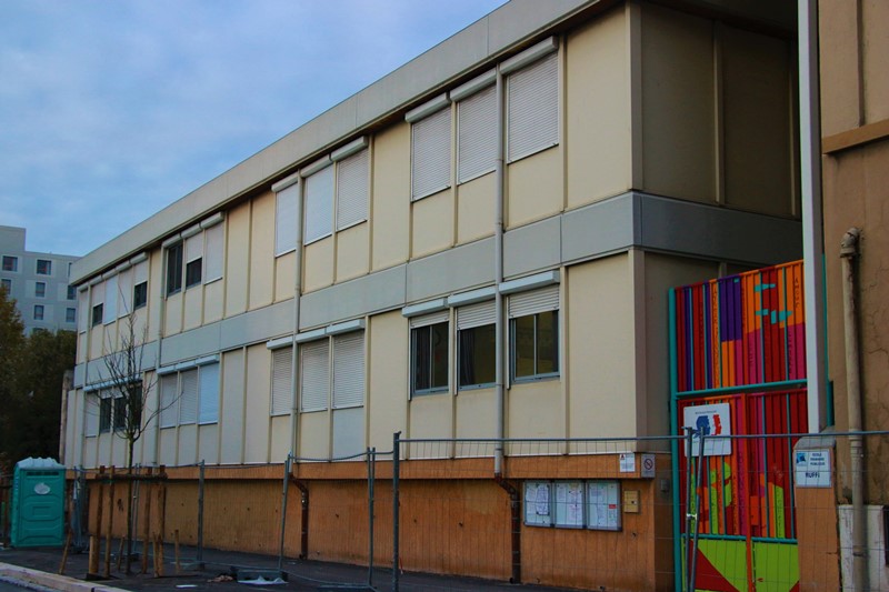 euromedhabitant's tweet photo. 🏫 Allô @departement13 @marseille , nous découvrons avec surprise ce panneau posé sur #Ecole #Ruffi en préfabriqué -- vous l'avez confondue avec la nouvelle #Ecole #AntoineDeRuffi ?🤔C'est une (mauvaise) blague ou c'est (encore) un coup d'Antoine ? https://t.co/sePZu3qex2