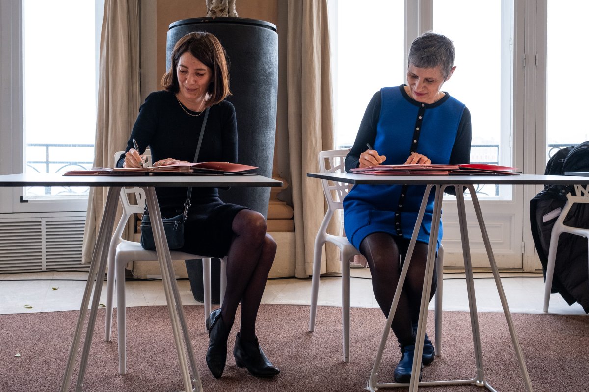 FIPADOC's tweet photo. ◤ Anne Georget et Christine Camdessus signe la charte du @Collectif5050 pour la parité et la diversité dans les festivals de cinéma et d'audiovisuel. #fipadoc2020 x #collectif5050 https://t.co/yO9JDCh0Lw
