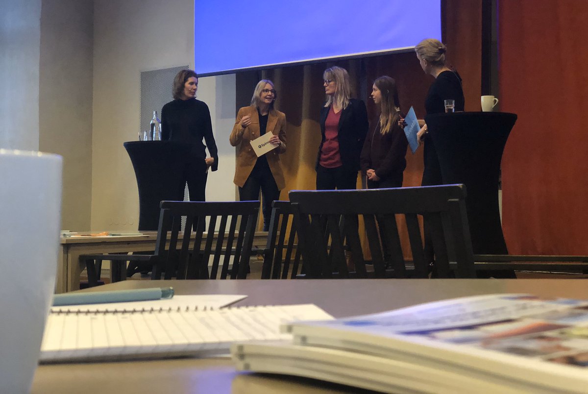 Jernkontoret's tweet photo. Bryt normen där bara manen kan vara ledare, agera själv förebild och bygg mentorskapsprogram för både kvinnor och män. Vi rekryterar via nätverk, så vi måste uppgradera våra nätverka. Många tydliga budskap från eminent panel som inleder #Hindersmässan för gruv- och stålindustrin https://t.co/TcHMSVCkwr