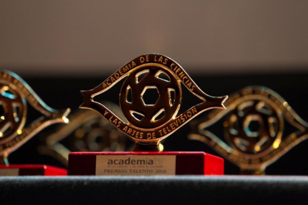 ¡Muchísimas gracias a todos los académicos! Es un honor para nosotras recibir este premio!!! Muchísimas gracias!!!!!!!!😘😘