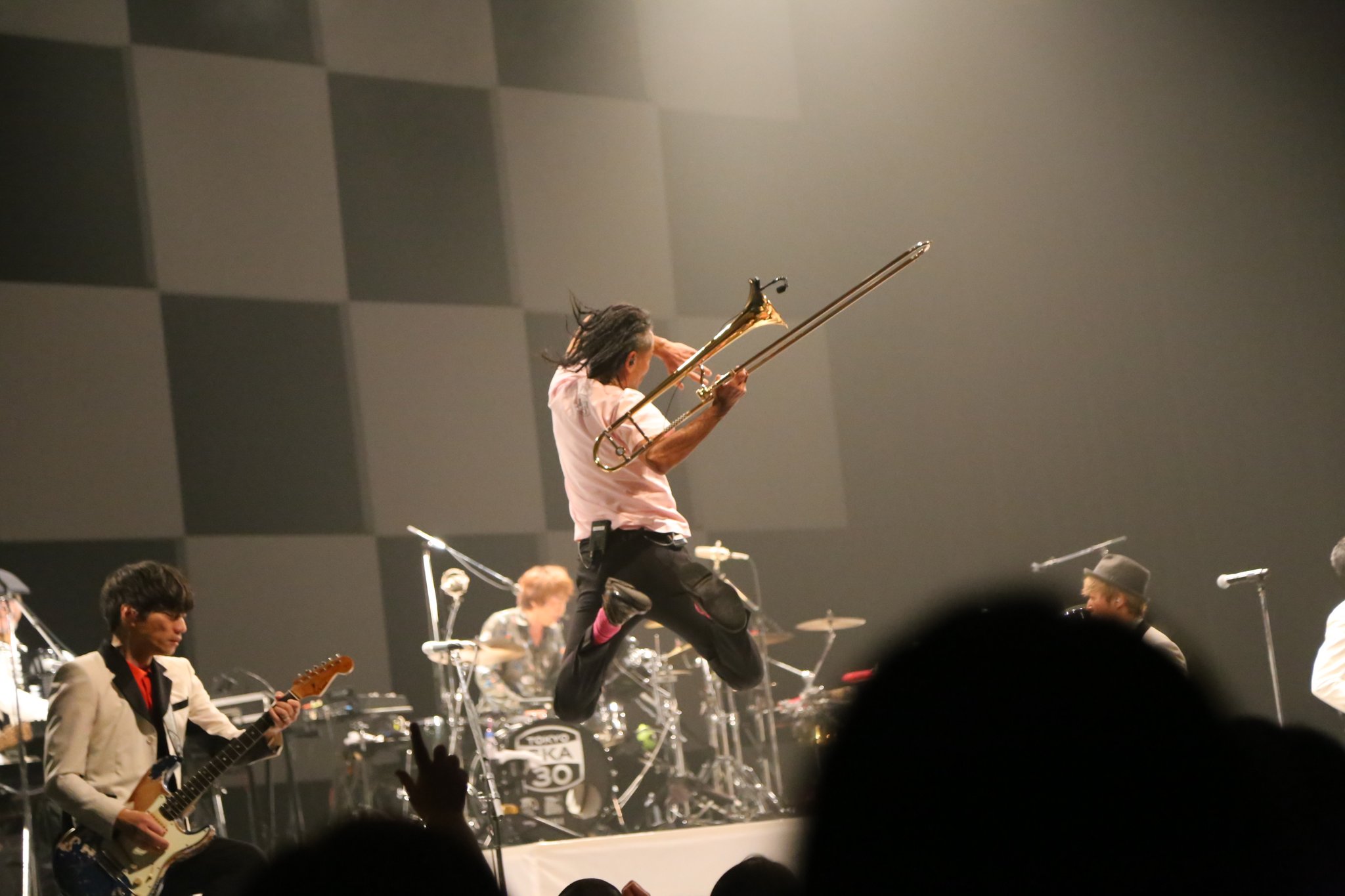 谷中敦 スカパラ北海道 北斗市総合文化センター かなで る 終了 川上が 今日初めて来た人はいらっしゃいますか と聞いたときかなりの数のお客さんがいらっしゃったのにも関わらず 信じられない程の盛り上がり で 何かの奇跡を感じずにはいられない