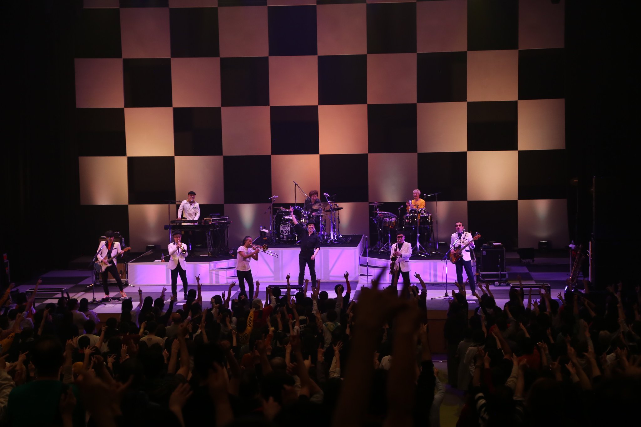 谷中敦 スカパラ北海道 北斗市総合文化センター かなで る 終了 川上が 今日初めて来た人はいらっしゃいますか と聞いたときかなりの数のお客さんがいらっしゃったのにも関わらず 信じられない程の盛り上がり で 何かの奇跡を感じずにはいられない