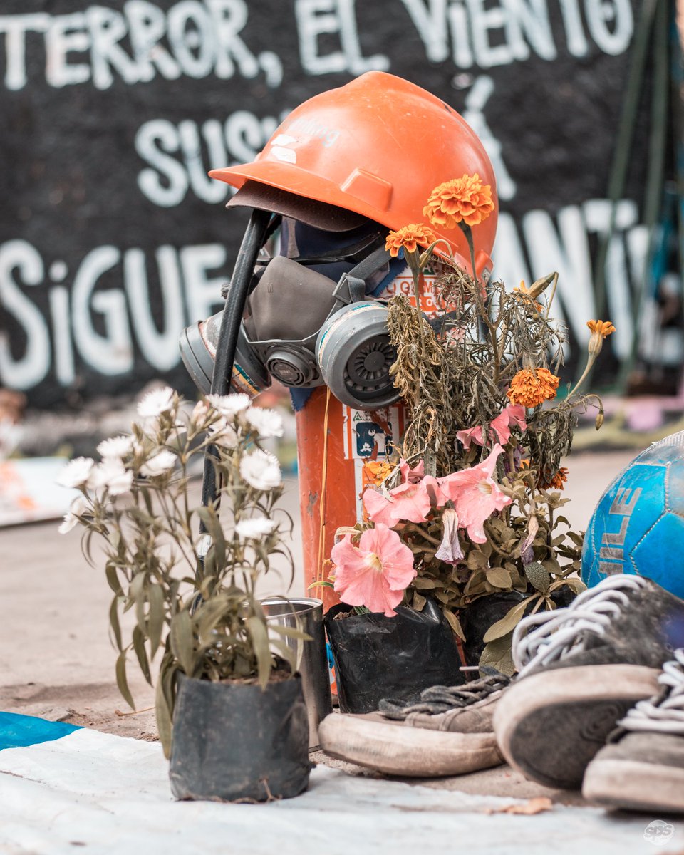 SPSProd's tweet photo. Por los que no están, por los que están y por los que estaremos ✊🏿🙌🏿🔥💣

#spsprod #renunciapiñera #chiledesperto #highlightscl #foteroscl #primeralinea #photographer #photo #photography #foto #fotografia #fotografo #canon #50mm #instachile #plazadeladignidad #santiagoadicto https://t.co/6PYQPpxX3o