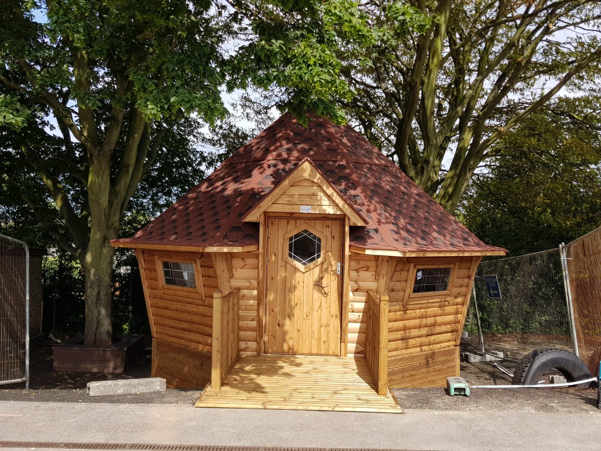 UKCampingCabins's tweet photo. The Duchess of Cambridge visiting children at a Cardiff play centre, where one of our cabins is used as a unique educational space! 🙌
#KateMiddleton #CampingCabins https://t.co/5nfa2kvRe9