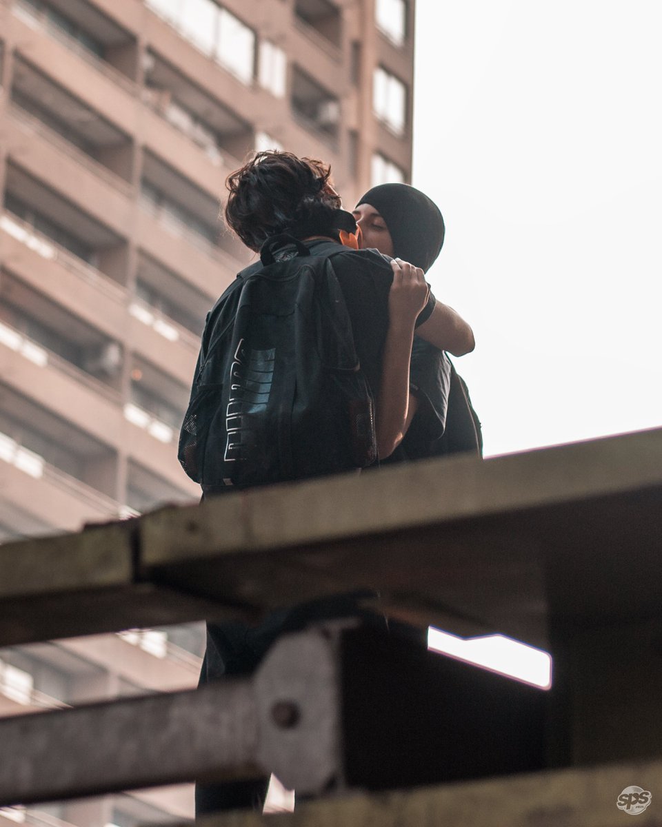 SPSProd's tweet photo. Por los que no están, por los que están y por los que estaremos ✊🏿🙌🏿🔥💣

#spsprod #renunciapiñera #chiledesperto #highlightscl #foteroscl #primeralinea #photographer #photo #photography #foto #fotografia #fotografo #canon #50mm #instachile #plazadeladignidad #santiagoadicto https://t.co/6PYQPpxX3o