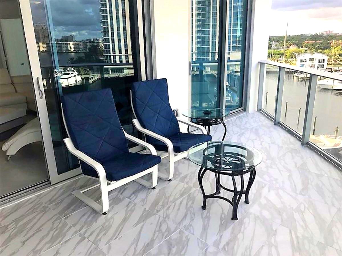 LaPlayaMiami's tweet photo. Aventura | Magnificent 2 bed + den /2.5 bath on 6th floor at Marina Palms! - https://t.co/ioBTHFCcv1 https://t.co/DRQJm7xBD6