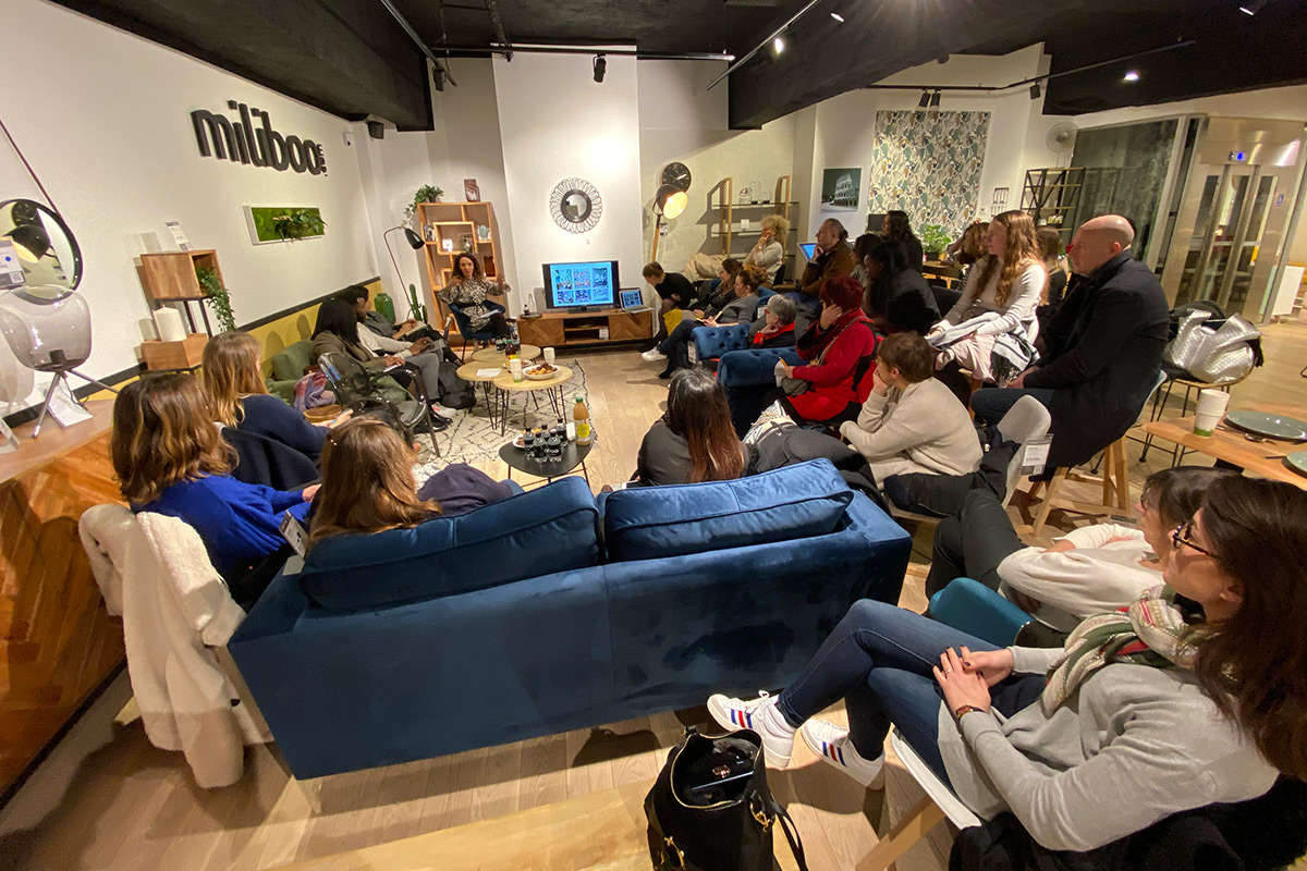 miliboo's tweet photo. Hier soir, @EMMANUELLEdeco était à la Milibootik de #Paris pour un nouvel atelier tendances #déco !
Cette fois-ci, la talentueuse décoratrice d'intérieur nous a parlé de la couleur de l'année : le #ClassicBlue; le retour de la terre cuite, la tendance #tripode et le #Maximalisme. https://t.co/kG3U9zWCFb