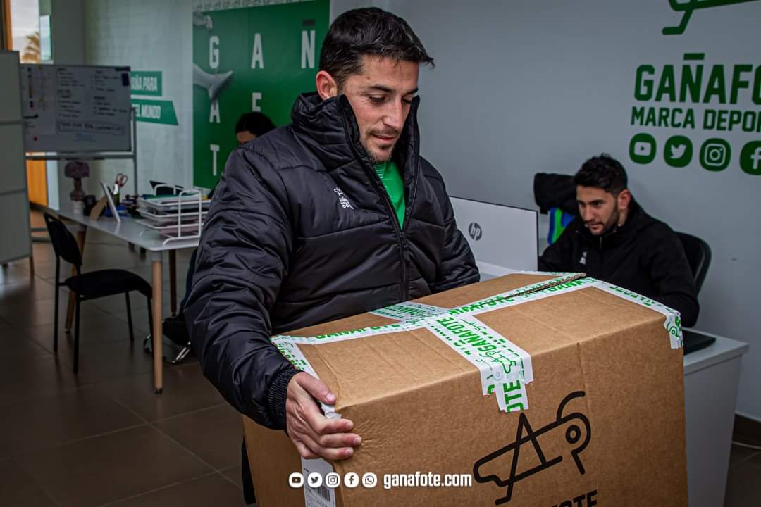 OficialGanafote's tweet photo. 🦗 GAÑAFOTE SOCIAL 👨‍👩‍👦‍👦 | Nuestro equipo sigue trabajando fuerte en este nuevo año para mejorar resultados. Trabajo y humildad son señas de Gañafote. ¡A por el 2020!

#gañafote #sublimaciontextil #design #outfit #ropadeportiva https://t.co/X1tAeIAPRG
