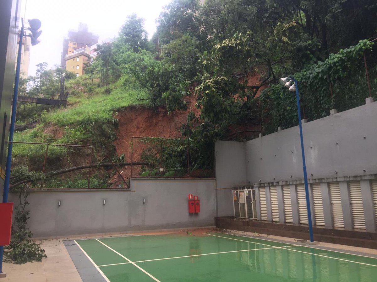 JJ_BH's tweet photo. @defesacivilbh @Bombeiros_CBMMG  atenção para o barranco na Rua Benjamin Jacob no Gutierrez! Deslizamento de terra com queda de árvores. https://t.co/tR7or8MCmv