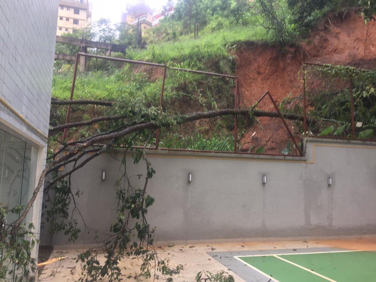 JJ_BH's tweet photo. @defesacivilbh @Bombeiros_CBMMG  atenção para o barranco na Rua Benjamin Jacob no Gutierrez! Deslizamento de terra com queda de árvores. https://t.co/tR7or8MCmv