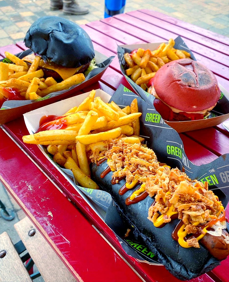 Can't decide what to order? 🤷‍♂️ Be like Mark. Mark ordered all of his #vegan favourites and now he's totally #satisfied.

Here you can see our Mighty Meaty 💪 #burger, our Red Devil 😈 burger and our classic V Dawg 🐶 #hotdog.

#Peace, #love and coloured buns x
✌️❣🍔 l