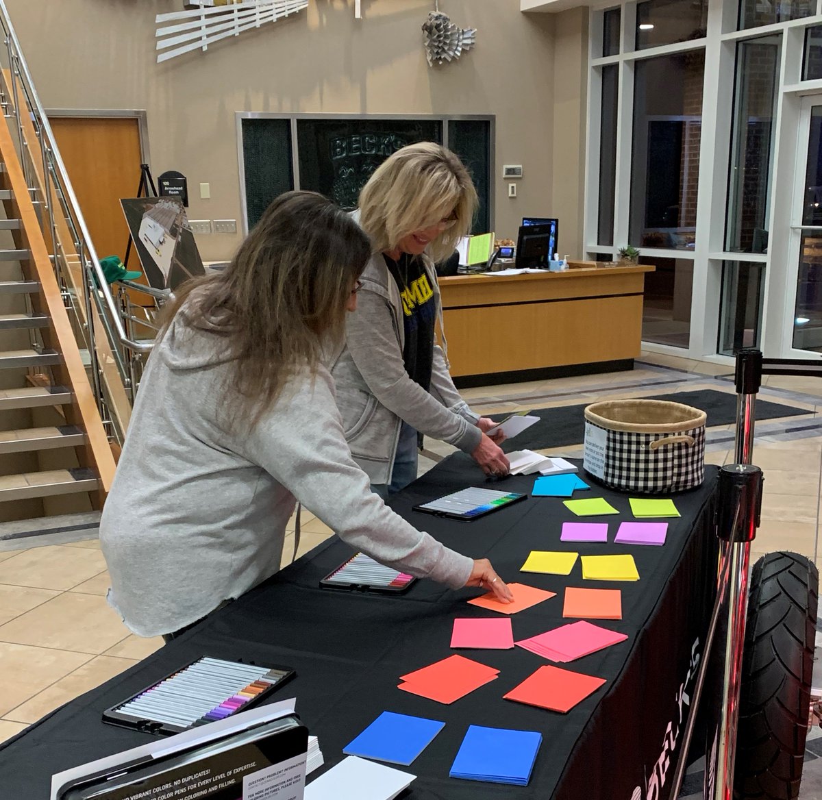 WeAreBecks's tweet photo. Happy Friday! Today is also National Compliment Day! If you are near our home office be sure to stop by the front lobby to write a ‘thank you’ or ‘thinking of you’ note for someone! 😍⭐️🤩
#WeAreBecks #BecksHybrids #PraiseOthers https://t.co/arjHM2Xcq0