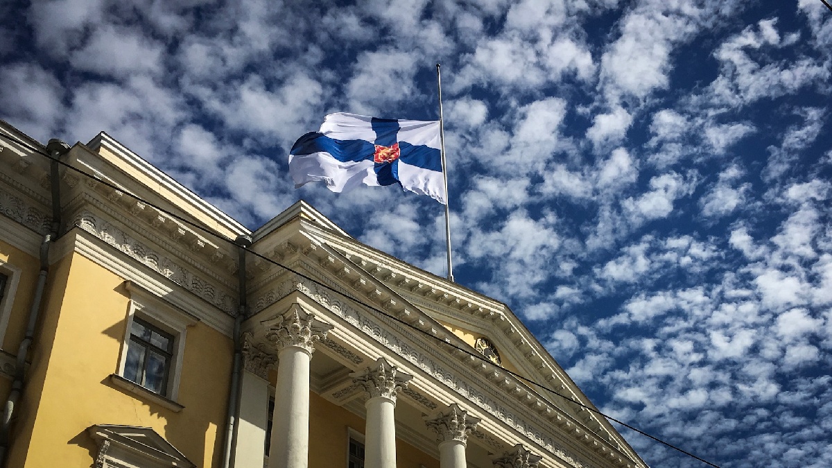 Valtioneuvosto kunnioittaa pitkäaikaista eduskunnan puhemiestä ja valtioneuvoston jäsentä, ministeri Matti Ahdetta tänään suruliputuksella.

Lisätietoja: valtioneuvosto.fi/artikkeli/-/as…