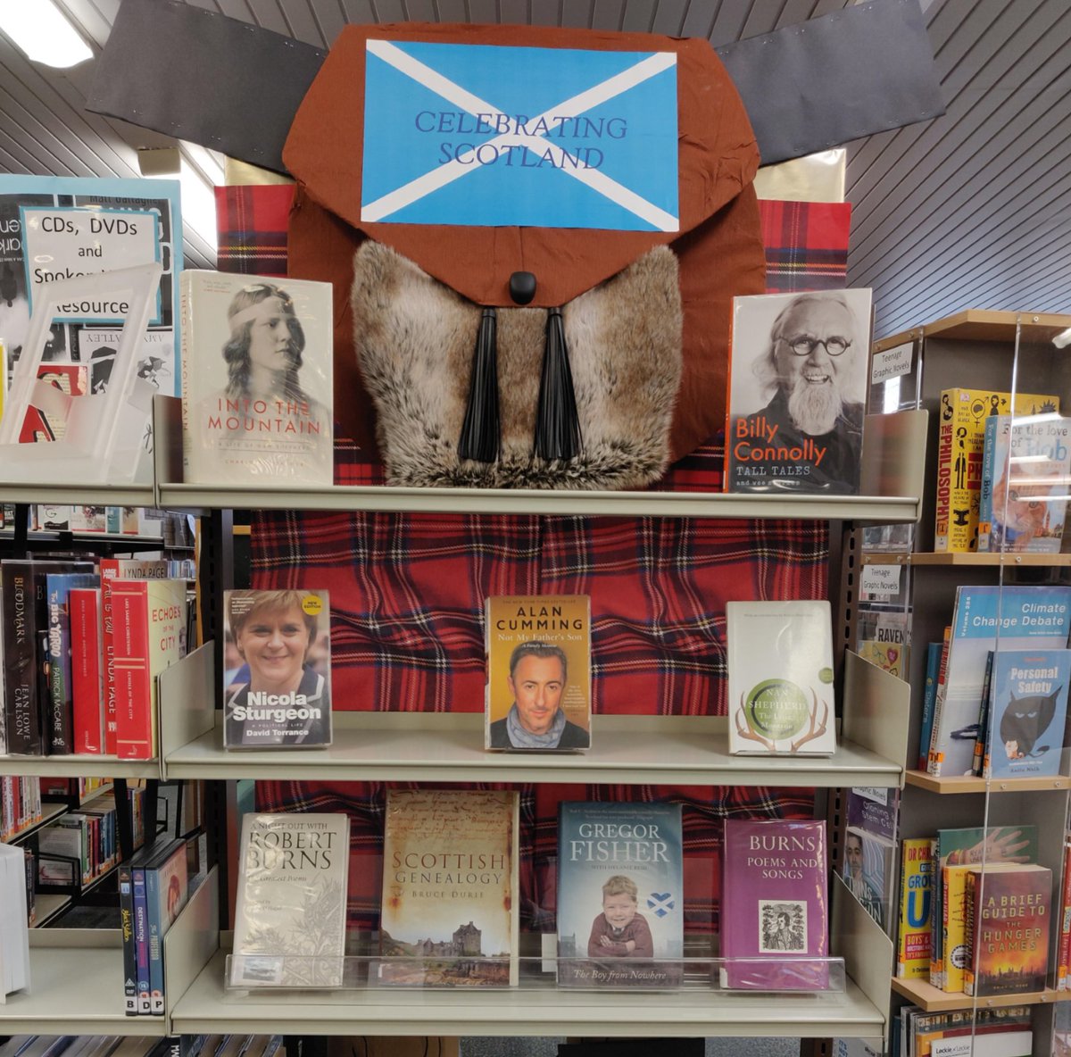 EDLC_Culture's tweet photo. #MilngavieLibrary has been hoachin' with folk taking selfies with their humongous kilt and sporran! Pop in with the bairns and get a selfie this #BurnsNight and choose from our Celebrating #Scotland display. https://t.co/Tw6WKLSajb https://t.co/1OfYJFfjT8
