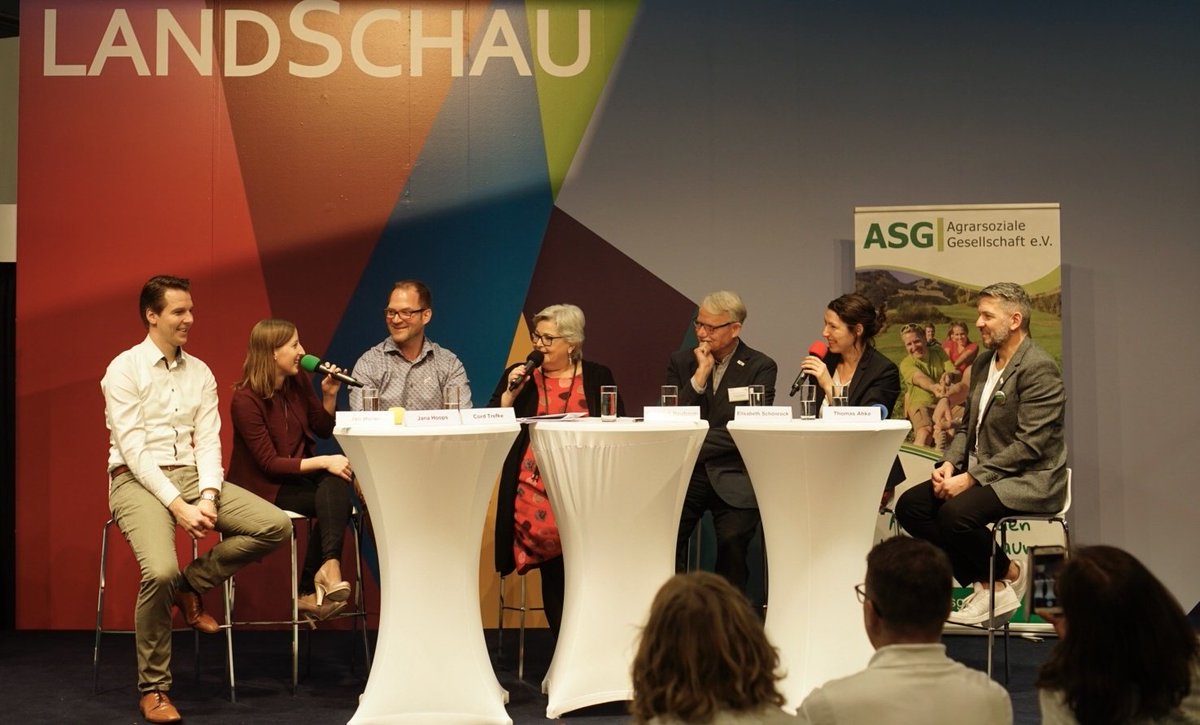 "Unser #Dorf hat #Zukunft" - heute steigt das große Dorffest, bei dem die Gewinner des vergangenen Bundesentacheids geehrt werden. Vorher wird schon auf der Landschaubühne diskutiert - Elisabeth Schönrock <a href="/BBE_Info/">BBE</a> ist als Vertreterin der Jury auch dabei. #LustaufsLand @bmel