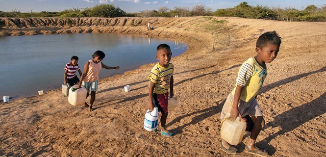 escueladelagua1's tweet photo. #FelizViernes 🤔Pensemos por un momento en los millones de personas que no tienen acceso a #agua dulce, y tienen que recorrer un largo camino para obtener unos cuantos litros de agua, que en muchos casos no es apta para el consumo. #CulturaDelAgua @CulturadelAgua7 @lasnotasverdes https://t.co/ruy9YpfyzC
