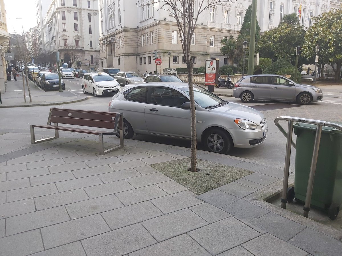 RomanRomeral's tweet photo. En curva en un carril.. @Policia_Coruna @ponfeenbici @ConcelloCoruna @_uxio @Civismo0 @mal_aparcados_C @jota_p_s @pe_cas_ @Tuiteando8 https://t.co/8Nz8z7t9nN