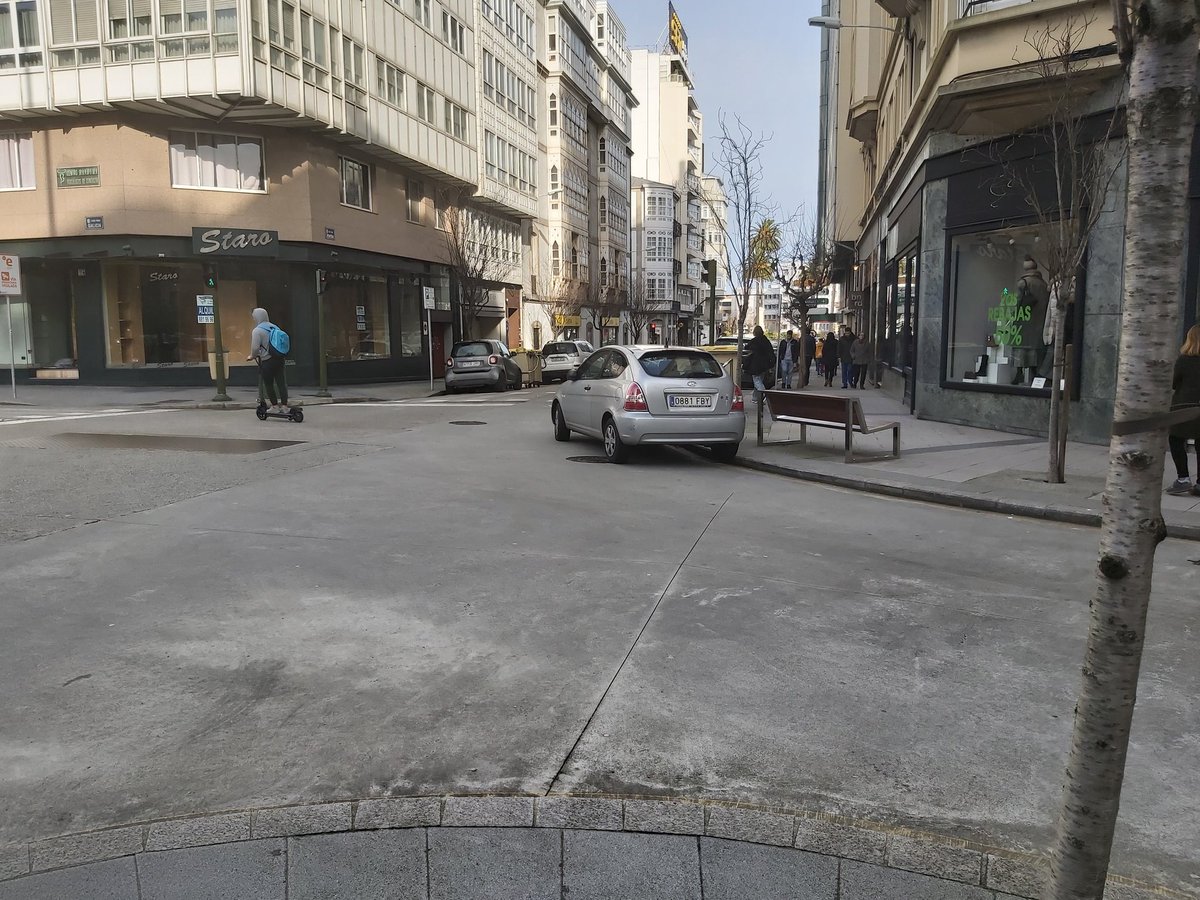 RomanRomeral's tweet photo. En curva en un carril.. @Policia_Coruna @ponfeenbici @ConcelloCoruna @_uxio @Civismo0 @mal_aparcados_C @jota_p_s @pe_cas_ @Tuiteando8 https://t.co/8Nz8z7t9nN