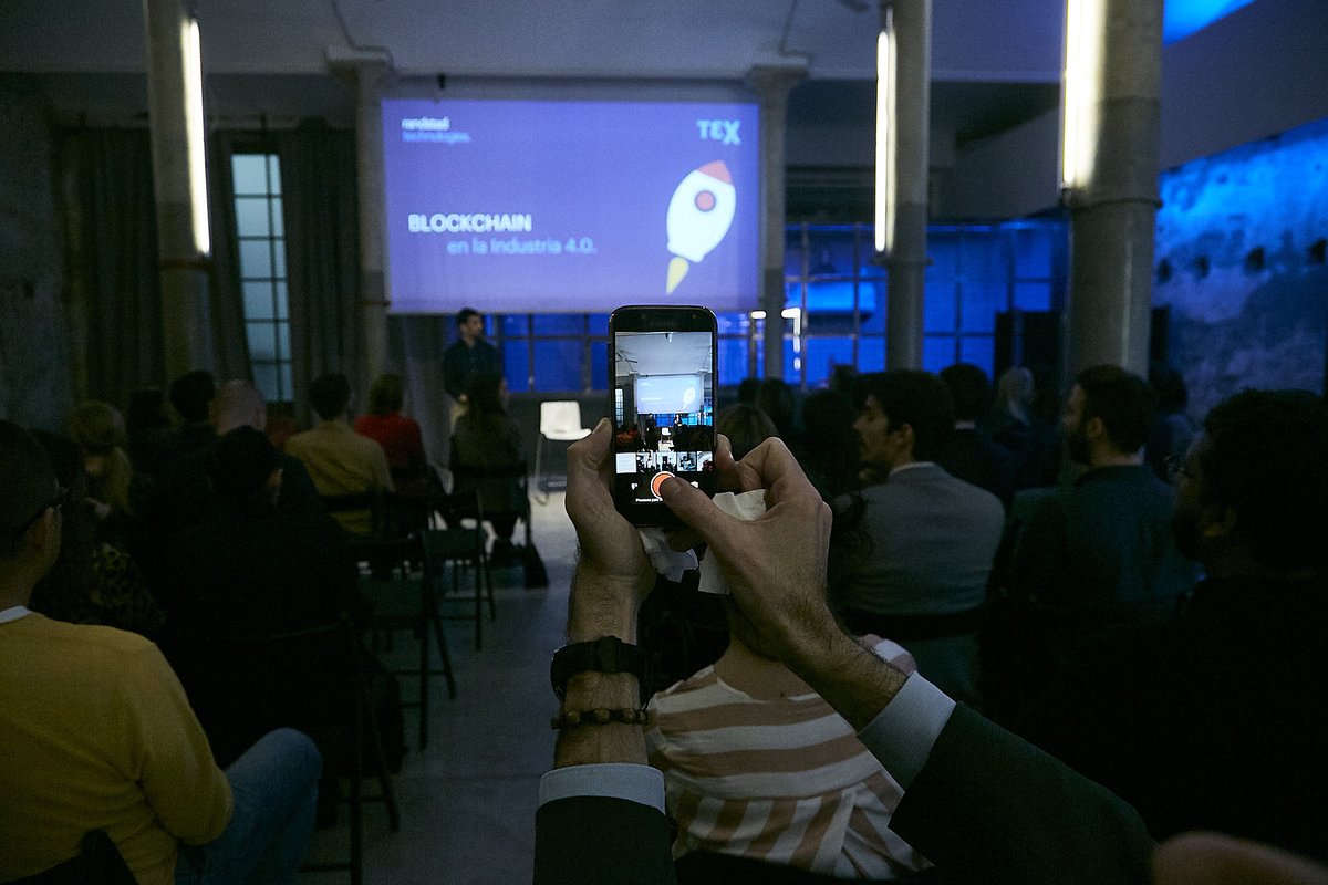 Hoy es un viernes diferente en Randstad, ¡celebramos un nuevo encuentro de nuestro foto tecnológico TEX_within! 🙌
Conocemos #Blockchain de la mano del gran experto David Belgoff. Quédate con nosotros en #RandstadWithin para conocer mejor esta innovadora tecnología. 
¡Comenzamos!