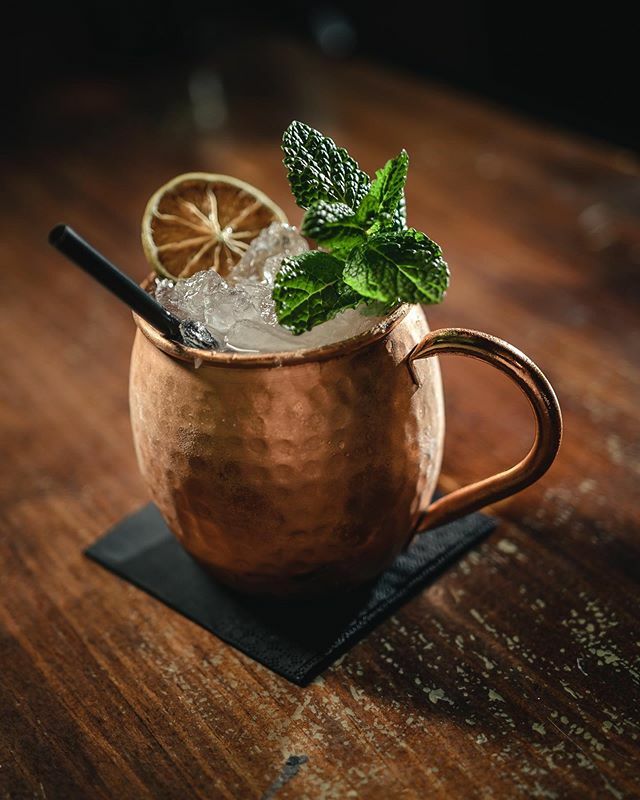 ChulapioRaval's tweet photo. Moscow Mule el refrescante cocktail elaborado por el mismísimo @simo_98_simo con su toque suave y delicado de maestro coctelero 😉 
No te olvides que ya lo tenemos en Chulapio, lo puedes pedir cuando quieras 😋😋 #bcn #elraval #igersbcn #barcelona #barc… https://t.co/ciFrfYE4wu https://t.co/ja5WiMJNoP