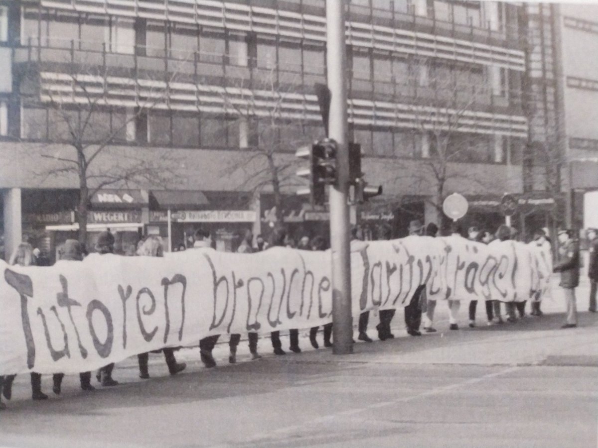 TVLfurStudisBLN's tweet photo. Grundlagen schaffen seit 1968 jahrzehnte lange Kämpfe von #Tutor*innen und studentischen Beschäftigten indem sie gemeinsam studentische Personalräte #erklagten (1969) und #Tutoren'Tarifverträge (1980) #erstreikten.
"If we forget our history we will lose our future"
#TVstud https://t.co/wzWLhCKLMQ