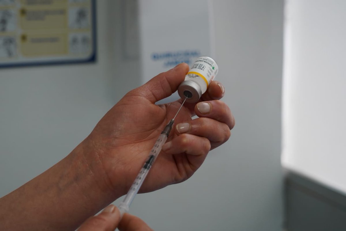 SectorSalud's tweet photo. ¡Este sábado, gran jornada de vacunación! 

Más de 52.000 menores de seis años de edad en Bogotá están en riesgo de contraer enfermedades transmisibles. 

Vacúnalos en cualquier de más los 290 puntos en toda la ciudad. Ubícalos aquí https://t.co/8Xkg2zO62x #VacúnateEnFamilia https://t.co/cTEt9B9N8O