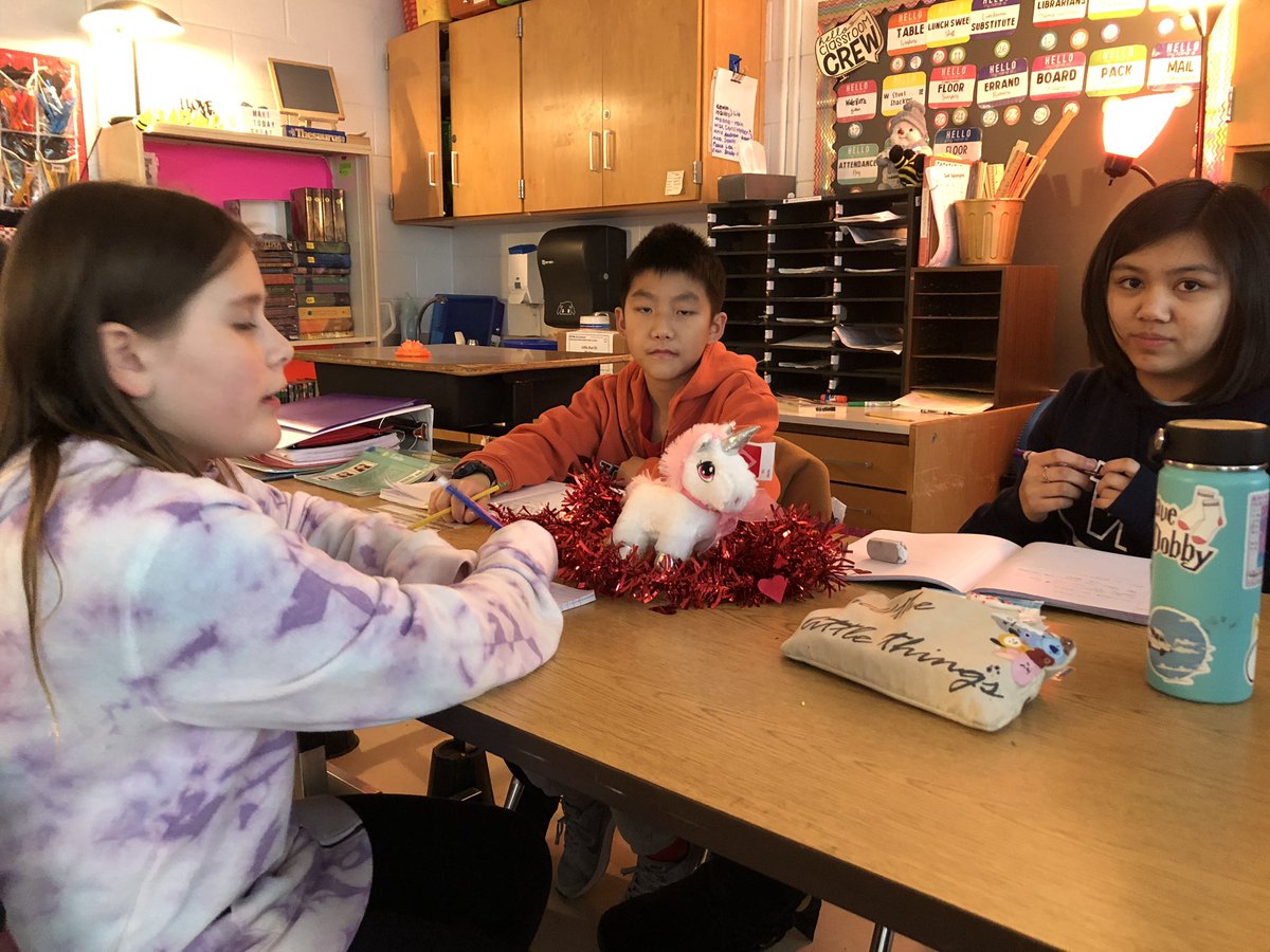 6thgradesynergy's tweet photo. Finding poetic inspiration in everyday objects! https://t.co/e1h5WSb99D