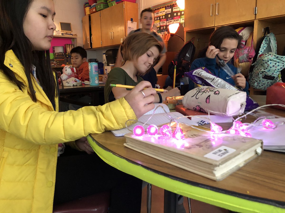 6thgradesynergy's tweet photo. Finding poetic inspiration in everyday objects! https://t.co/e1h5WSb99D