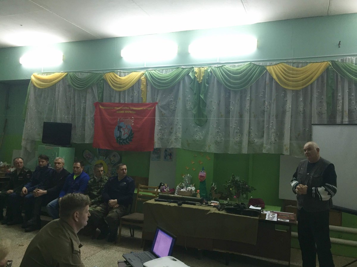 В МУ ПК "Космос" прошел вечер памяти, посвященный 25-летию со дня начала боевых действий в Чечне, для воспитанников клуба и юнармейцев движения "Юнармия" с участием ветеранов  Всероссийской организации "Боевое братство".