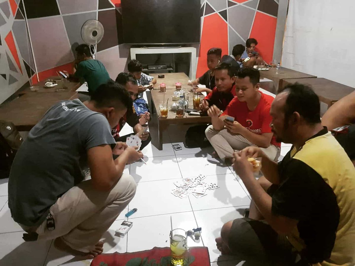 misezdemak100's tweet image. Grazie kepada Black Turtle FC atas sparing futsalnya, semoga lain waktu kita bisa bersilaturahmi lagi. 😉😉😉
Abis futsal ngaso dulu di beskem Milde @warkop_sudirman sambi main kartu mengisi waktu nunggu @acmilan kick off...
.
#sparingfutsal #futsalmilde #wearedasiman 🔴⚫