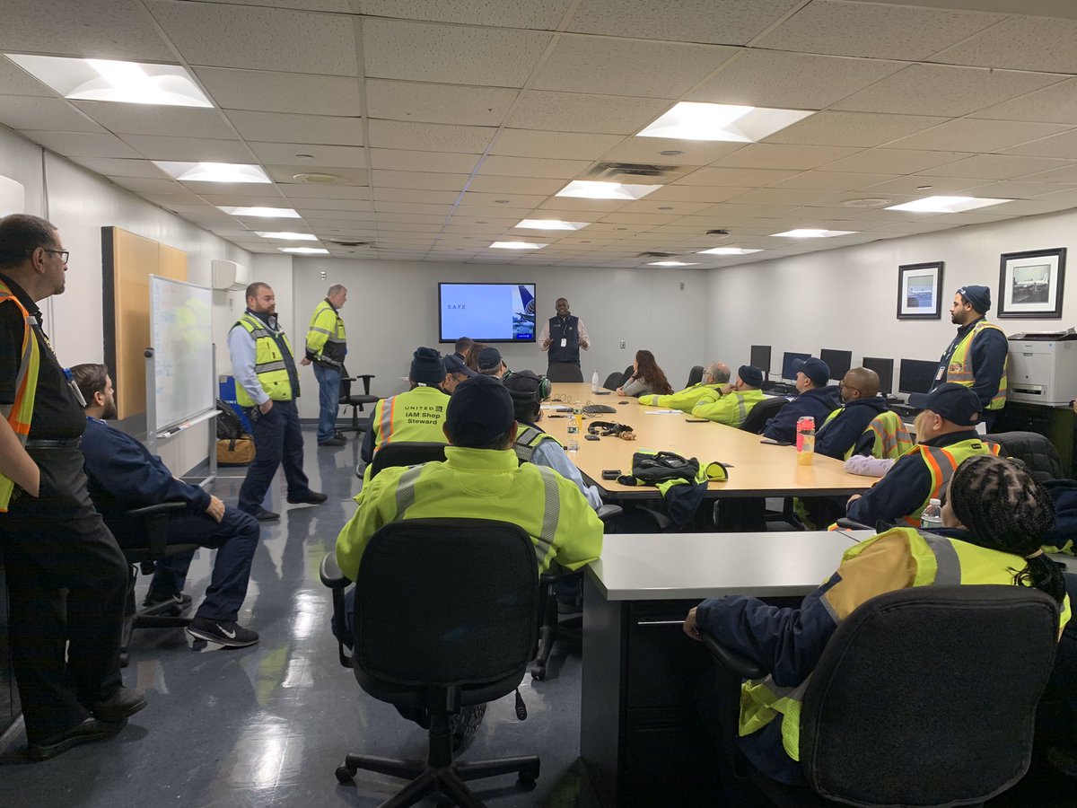 EWR Ramp Service having their 1st SAT meeting of the year and engaging employees in how we can have an even more stellar 2020! @EWRmike @susannesworld @Trozie2 @KellyTolbertUAL @JuiceMenendez @weareunited #safetyfirst #ewrtogether