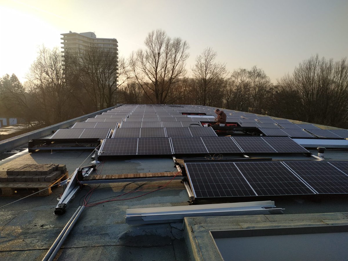 NolensstraatWag's tweet photo. Deze week zonnepanelen op t dak en testen gedaan of onze flat goed genoeg is ingepakt. Het wordt nog wel wat!#nolensstraat #wageningen https://t.co/OQUthP1QRi