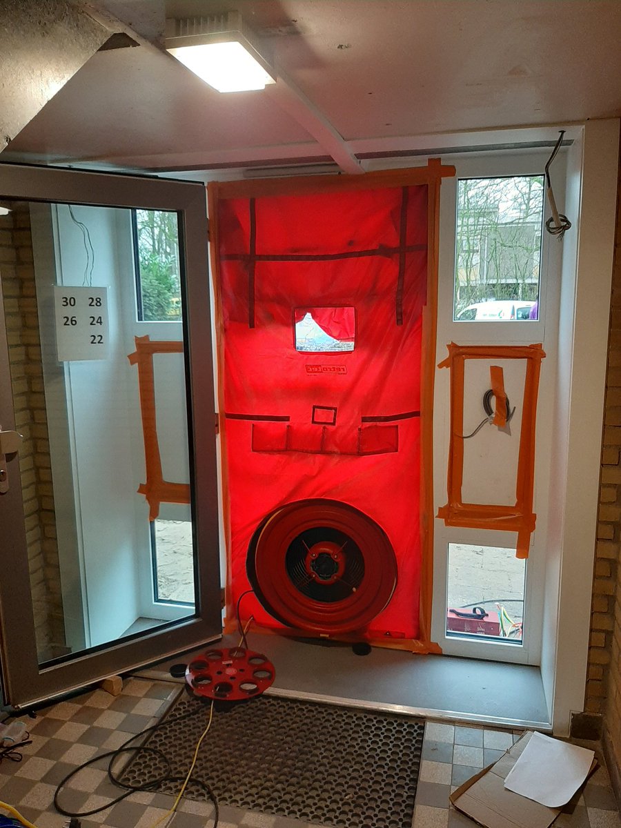 NolensstraatWag's tweet photo. Deze week zonnepanelen op t dak en testen gedaan of onze flat goed genoeg is ingepakt. Het wordt nog wel wat!#nolensstraat #wageningen https://t.co/OQUthP1QRi