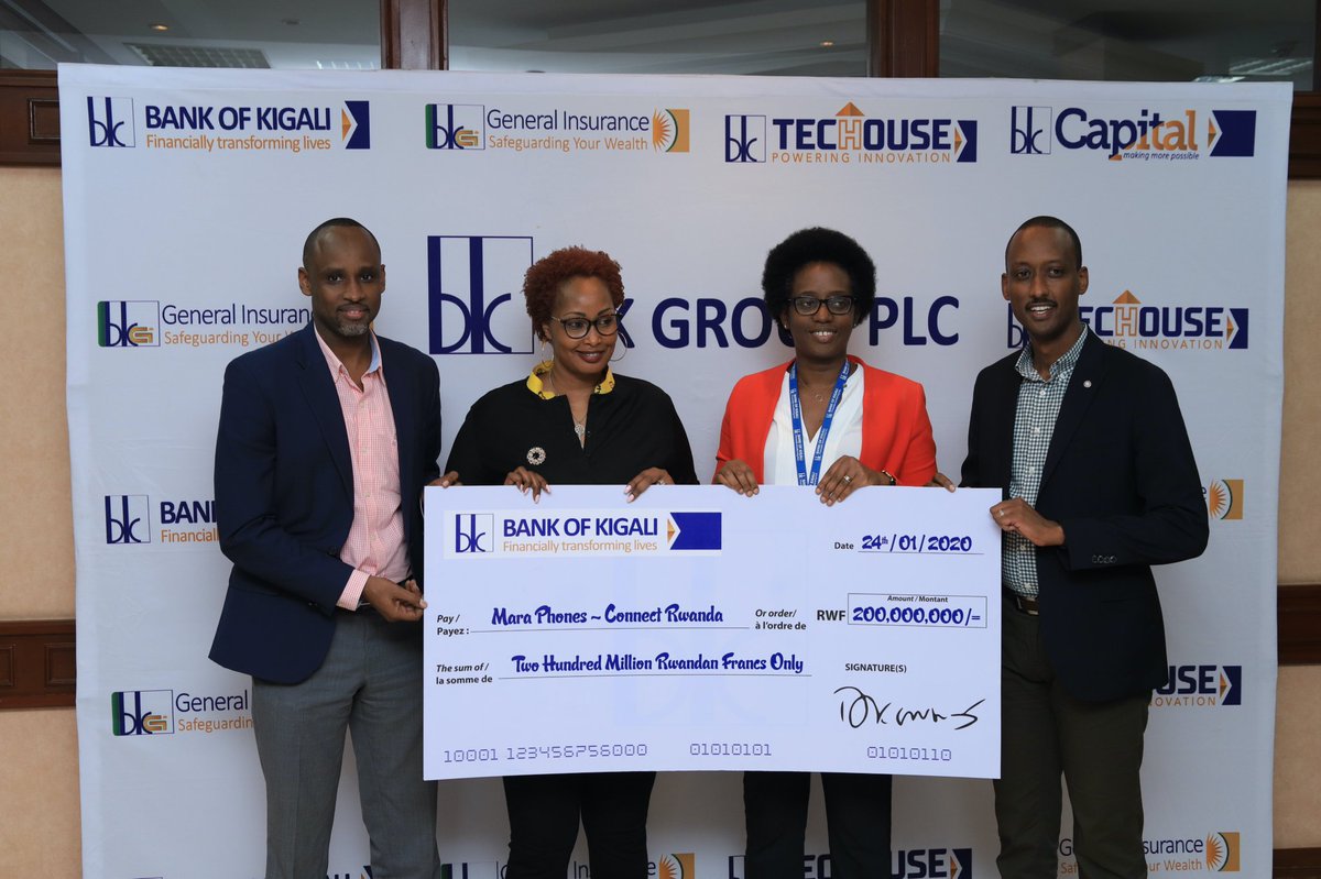 flashfmrw's tweet photo. Umuyobozi mukuru wa @BankofKigali Dr @dkarusisi ashyikiriza sheki ya 200, 000, 000 F umuyobozi mukuru wa @MaraPhones #Rwanda nkuko iyi banki yemeye gufatanya n'abandi iki gikorwa #ConnectRwandaChallenge #RwOT https://t.co/gpqoBssp3J